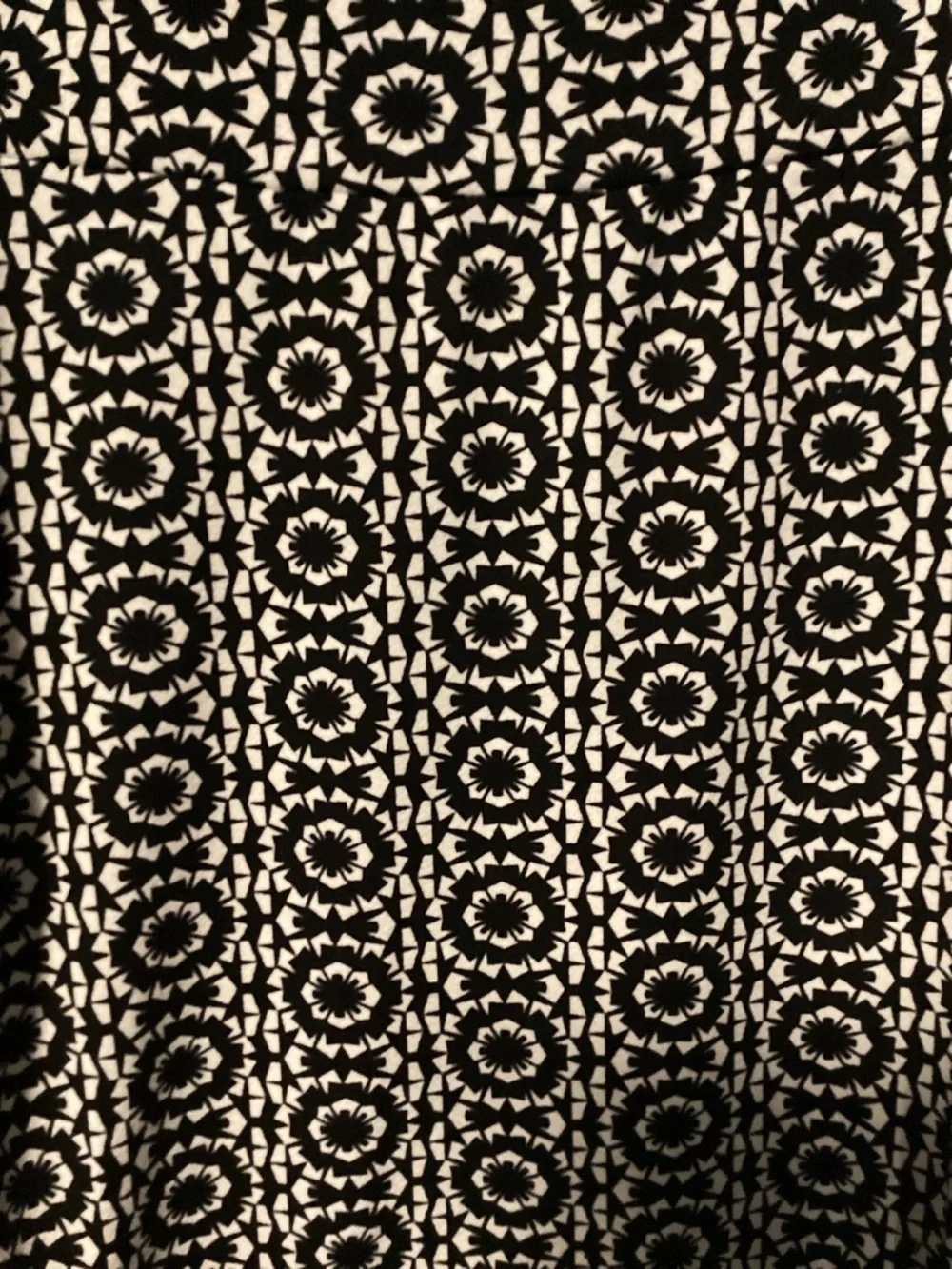 LuLaRoe Cassie Pencil Skirt in B+W Geometric Circular Pattern XS